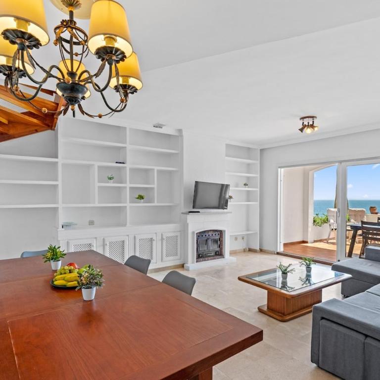 Beachfront with ocean views - Three-Bedroom Apartment - 19