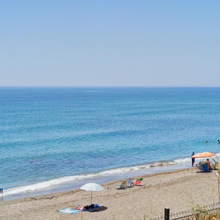 Beachfront with ocean views - Three-Bedroom Apartment - 20