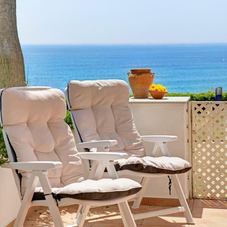 Beachfront with ocean views - Three-Bedroom Apartment - 31