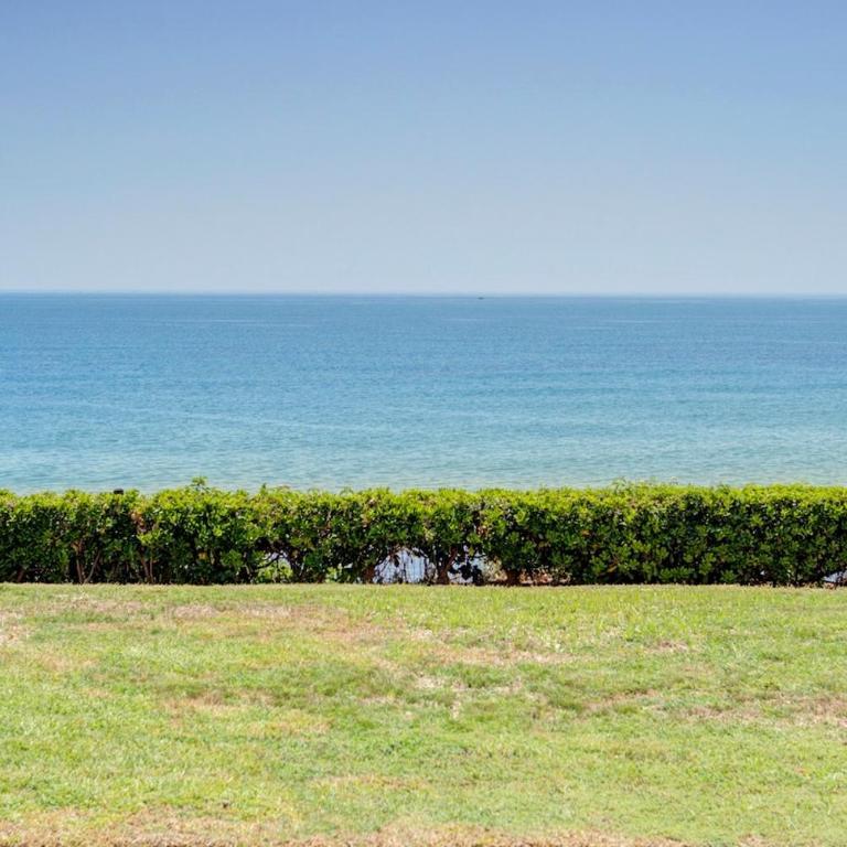 Beachfront with ocean views - Three-Bedroom Apartment - 33