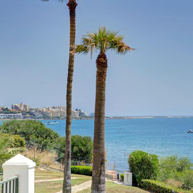 Beachfront with ocean views - Three-Bedroom Apartment - 36