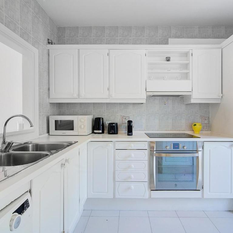 Beachfront with ocean views - Three-Bedroom Apartment - 40