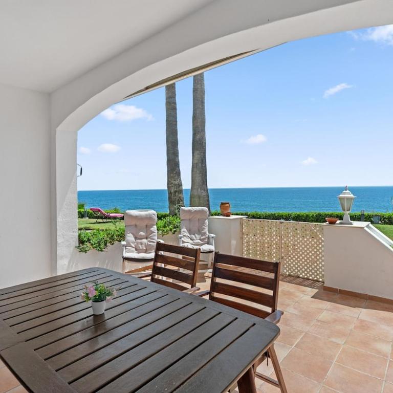 Beachfront with ocean views - Three-Bedroom Apartment - 42