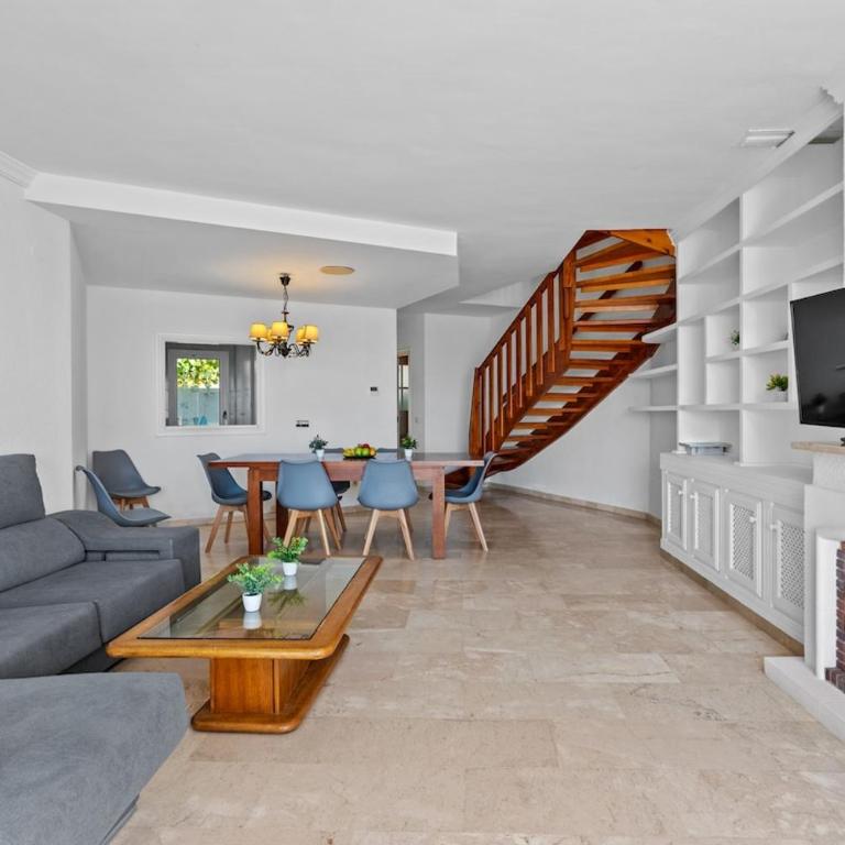 Beachfront with ocean views - Three-Bedroom Apartment - 44