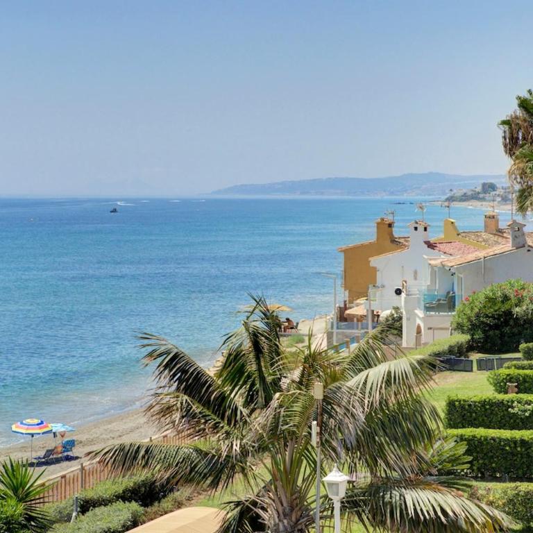 Beachfront with ocean views - Three-Bedroom Apartment - 47
