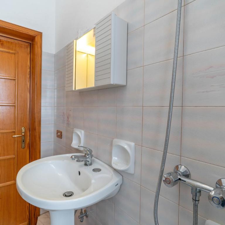 Casa Lucia - Three-Bedroom Premium Apartment with Balcony - 9