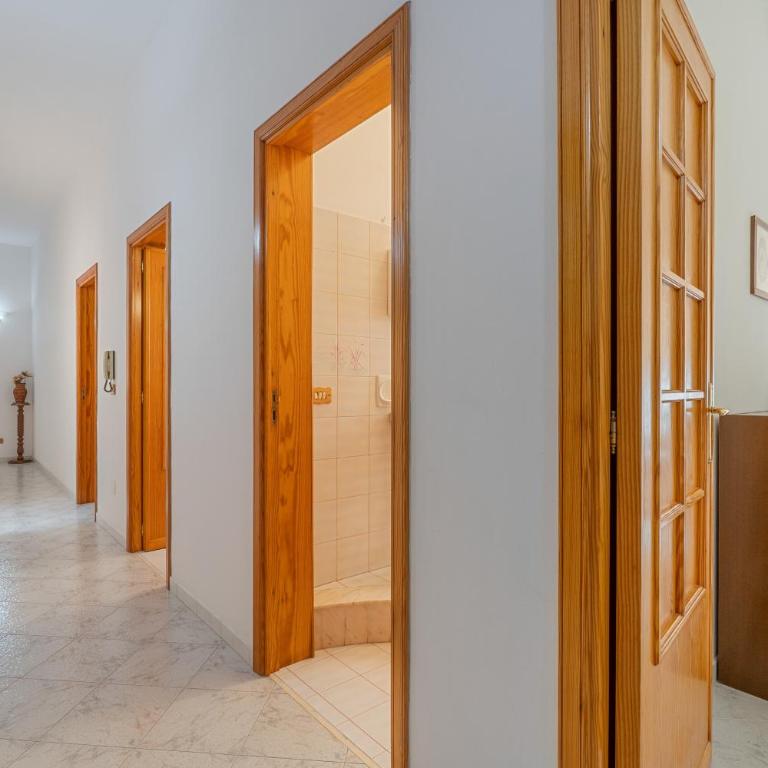 Casa Lucia - Three-Bedroom Premium Apartment with Balcony - 16