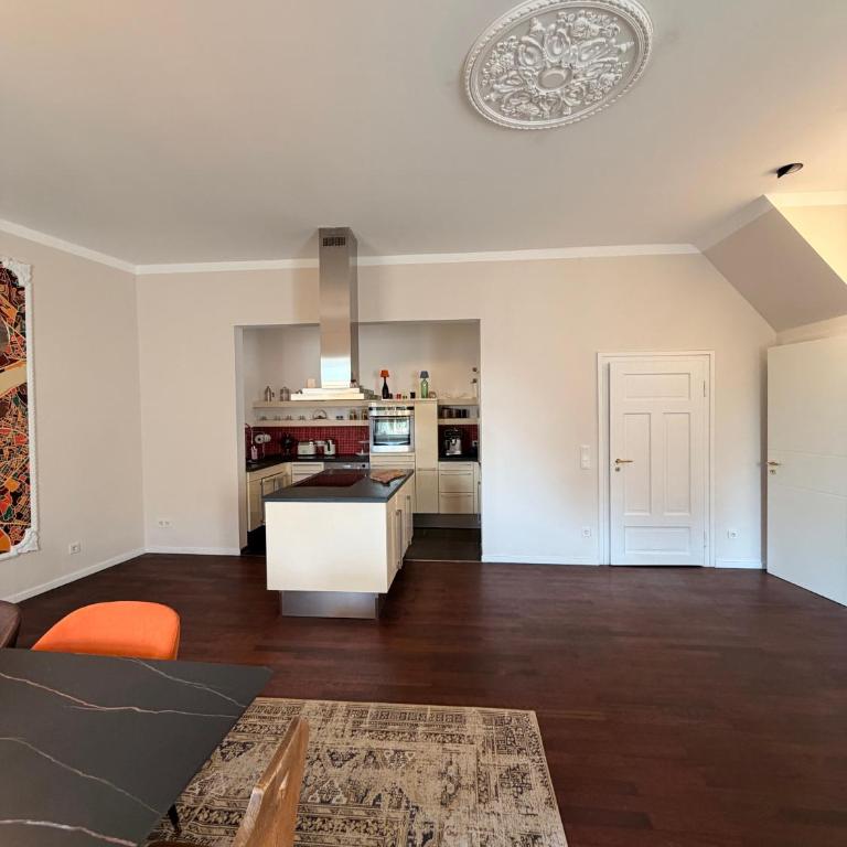 top located 1st-class penthouse with 3 rooms - Two-Bedroom Apartment with City View - 6