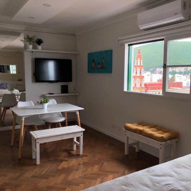 Monoambiente en Pleno Centro Vista al Cerro - One-Bedroom Apartment - 1