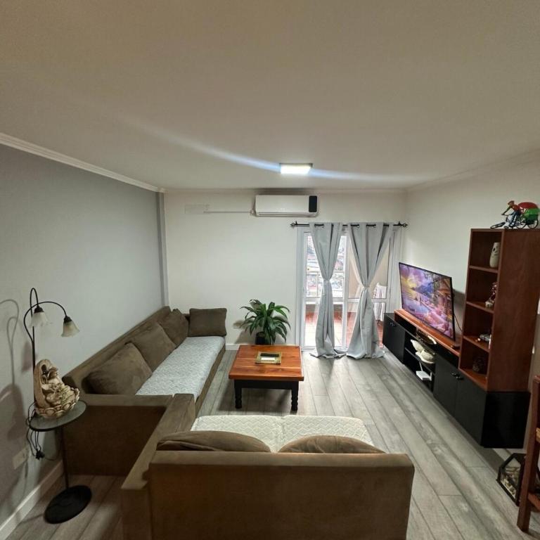 Amplio depto con balcón y parrilla en microcentro - Two-Bedroom Apartment - 1