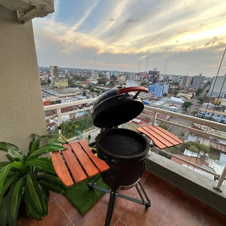 Amplio depto con balcón y parrilla en microcentro - Two-Bedroom Apartment - 2