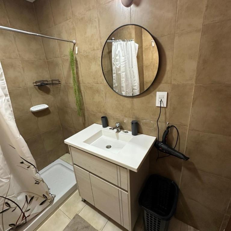 Amplio depto con balcón y parrilla en microcentro - Two-Bedroom Apartment - 4