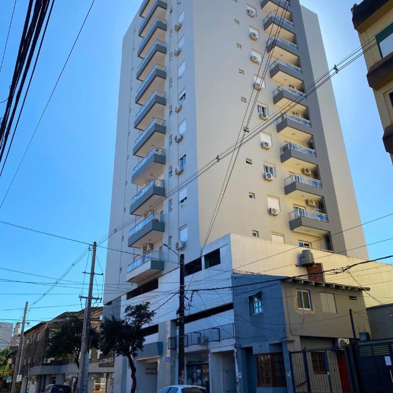 Amplio depto con balcón y parrilla en microcentro - Two-Bedroom Apartment - 8