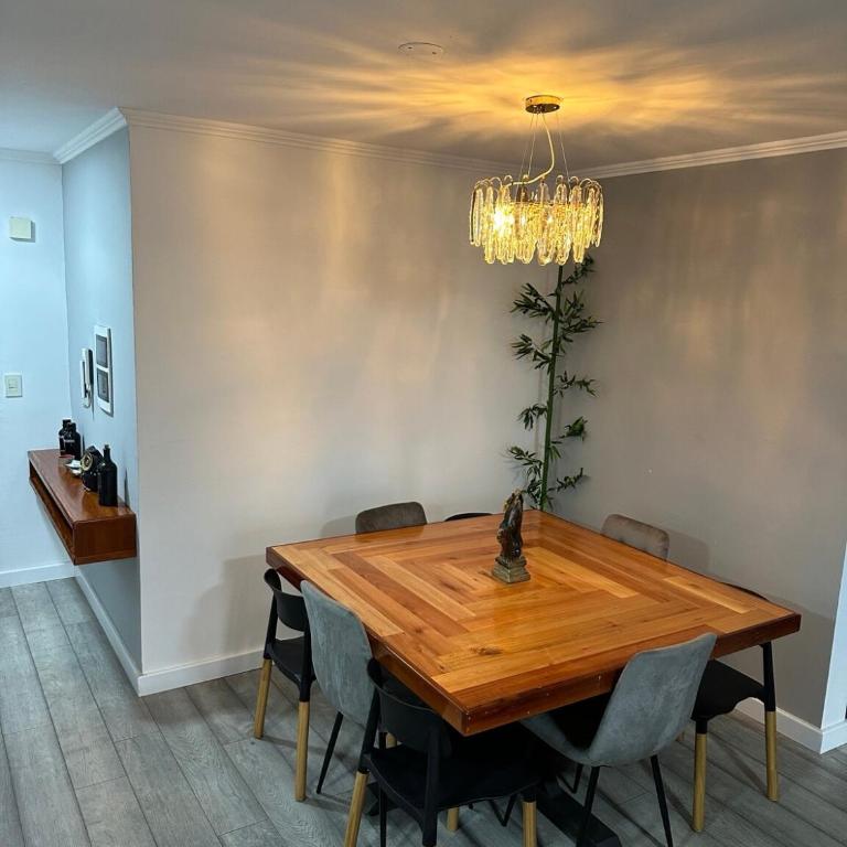 Amplio depto con balcón y parrilla en microcentro - Two-Bedroom Apartment - 15