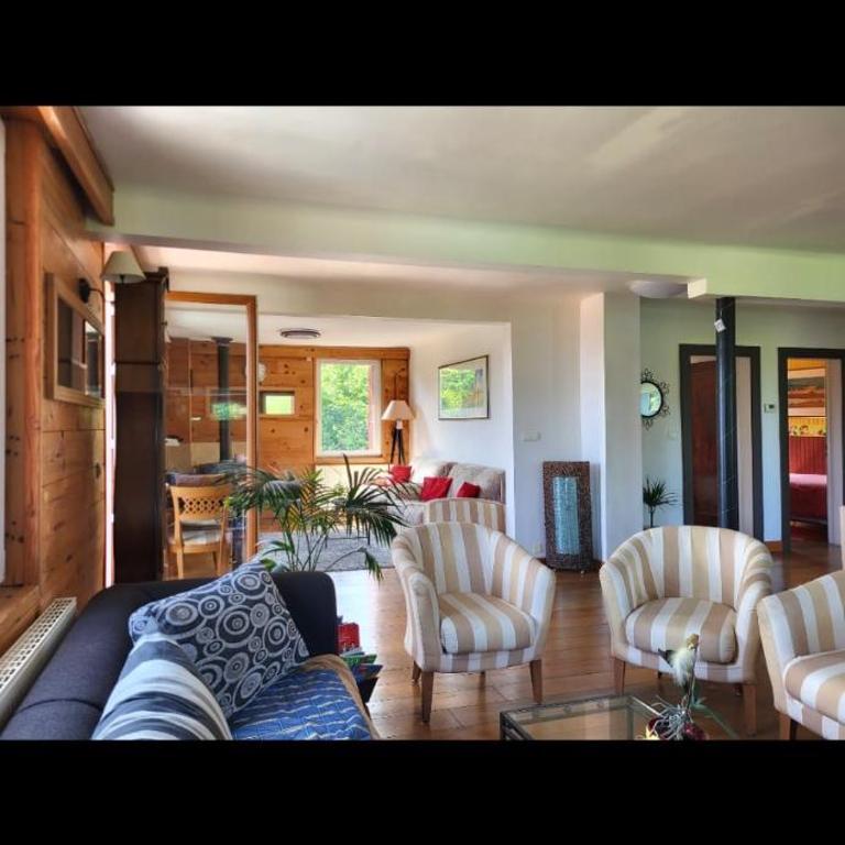 Dans un village savoyard a 1000 m d'altitude bel appartement spacieux de140m2 avec vue magnifique sur la montagne - Appartement avec Vue sur la Montagne - 9