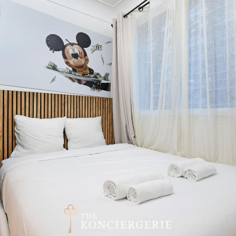 Chic Parisian Home Private Balcony Sleeps 6 - Appartement - 9