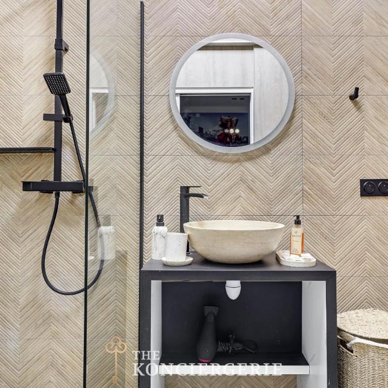 Chic Parisian Home Private Balcony Sleeps 6 - Appartement - 8