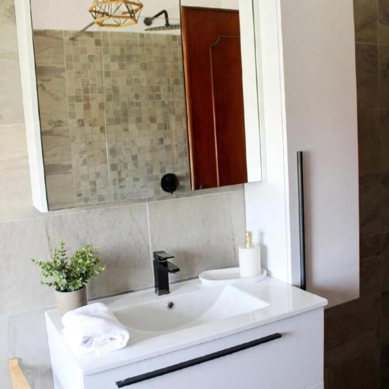 Maison botanica - Self check in - 7 minutes away from the airport - Appartamento con 1 Camera da Letto - Non Fumatori - 15