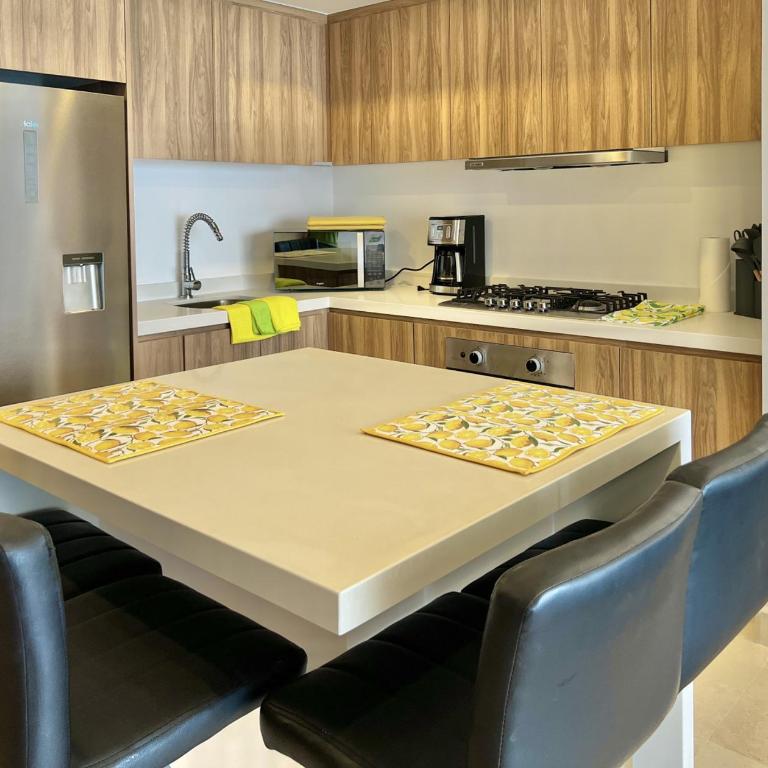 Vista Azul Sleek beachfront 1-bedroom condo with stunning bay views - One-Bedroom Apartment - 15