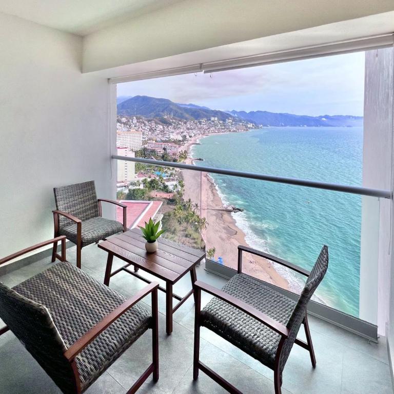 Vista Azul Sleek beachfront 1-bedroom condo with stunning bay views - One-Bedroom Apartment - 17