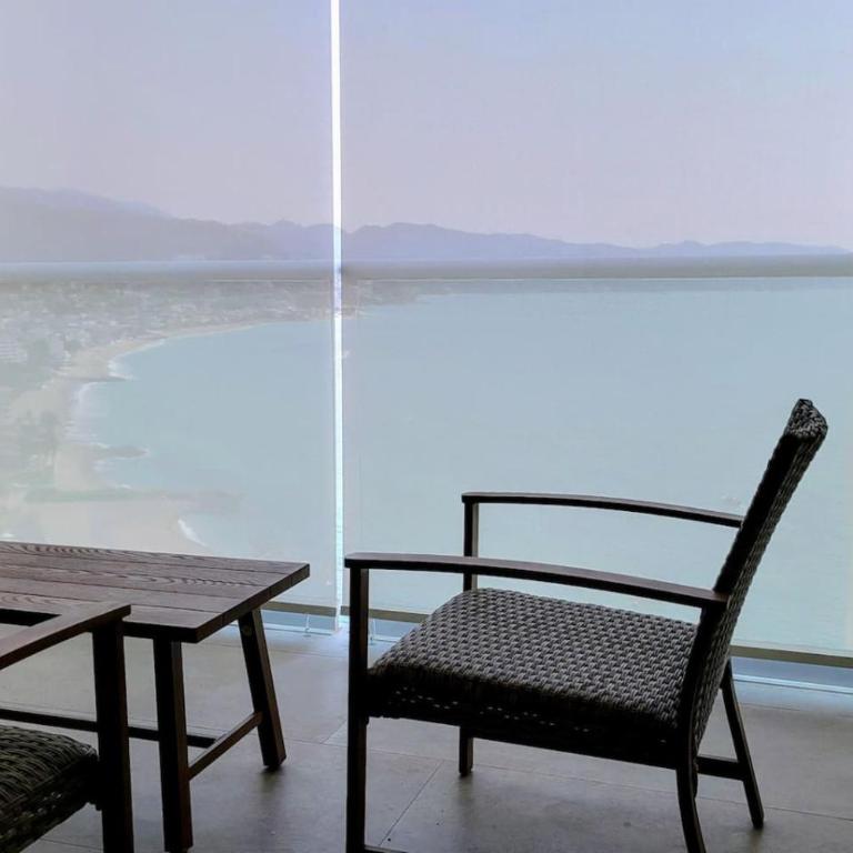 Vista Azul Sleek beachfront 1-bedroom condo with stunning bay views - One-Bedroom Apartment - 18