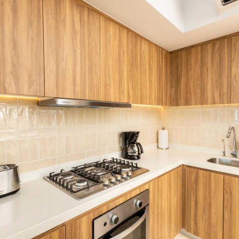 Designer 1BR Beachfront Retreat – Wake Up to the Waves - Apartment - 24
