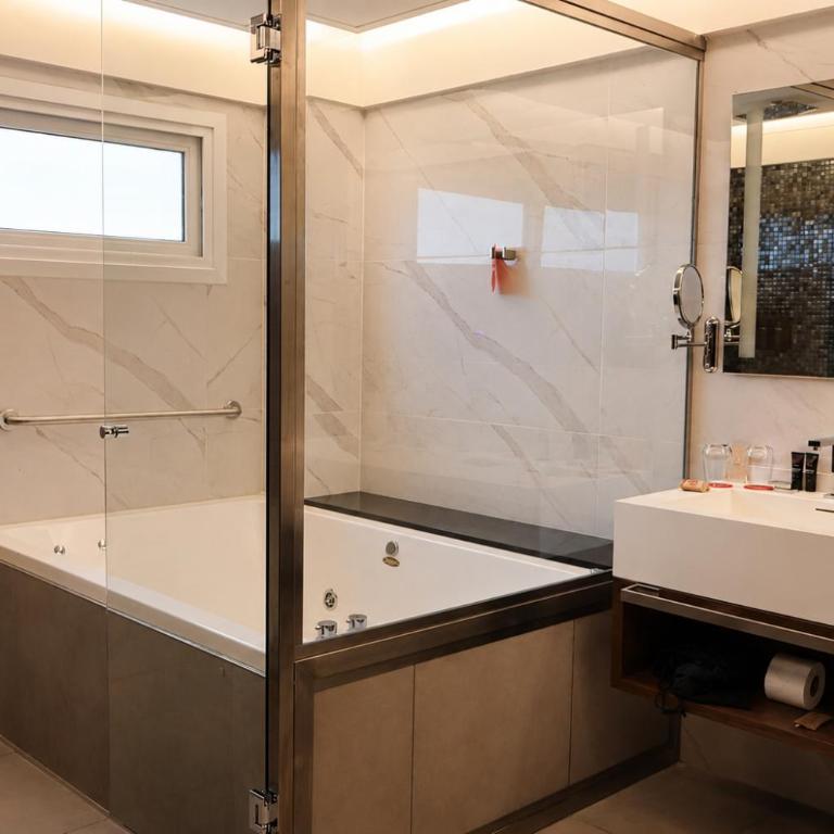Radisson Red Funes - Suite con cama extragrande y bañera de hidromasaje - No fumadores - 1