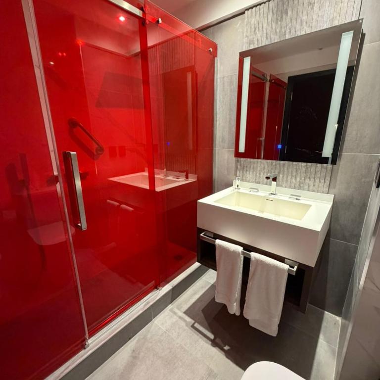 Radisson Red Funes - Efficiency King Room with Balcony - Non Smoking - 3