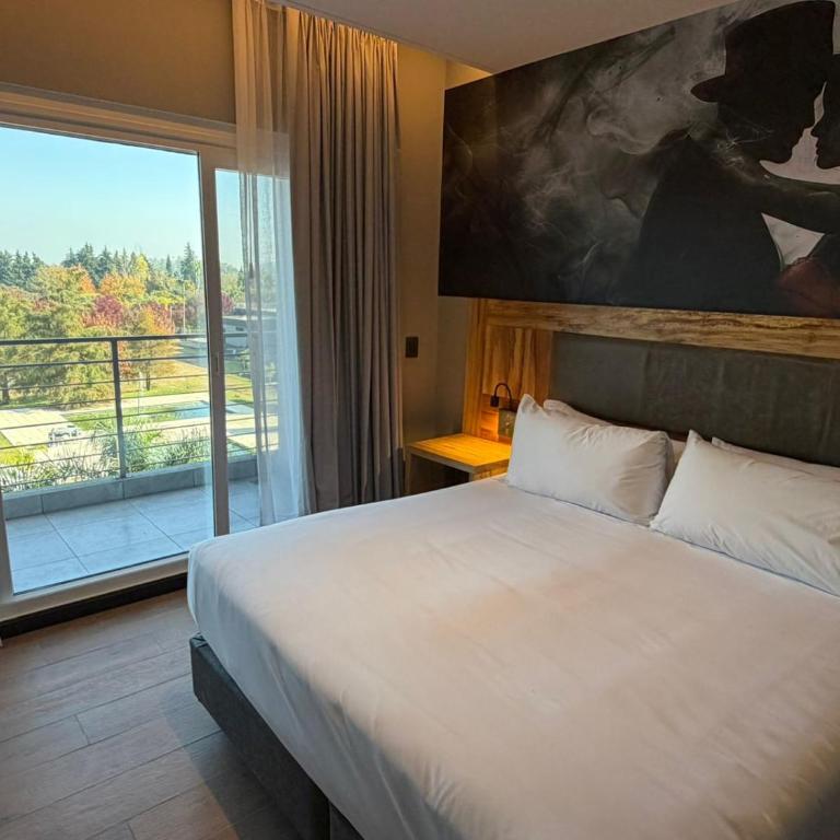 Radisson Red Funes - Premium King Suite Nonsmoking - 3