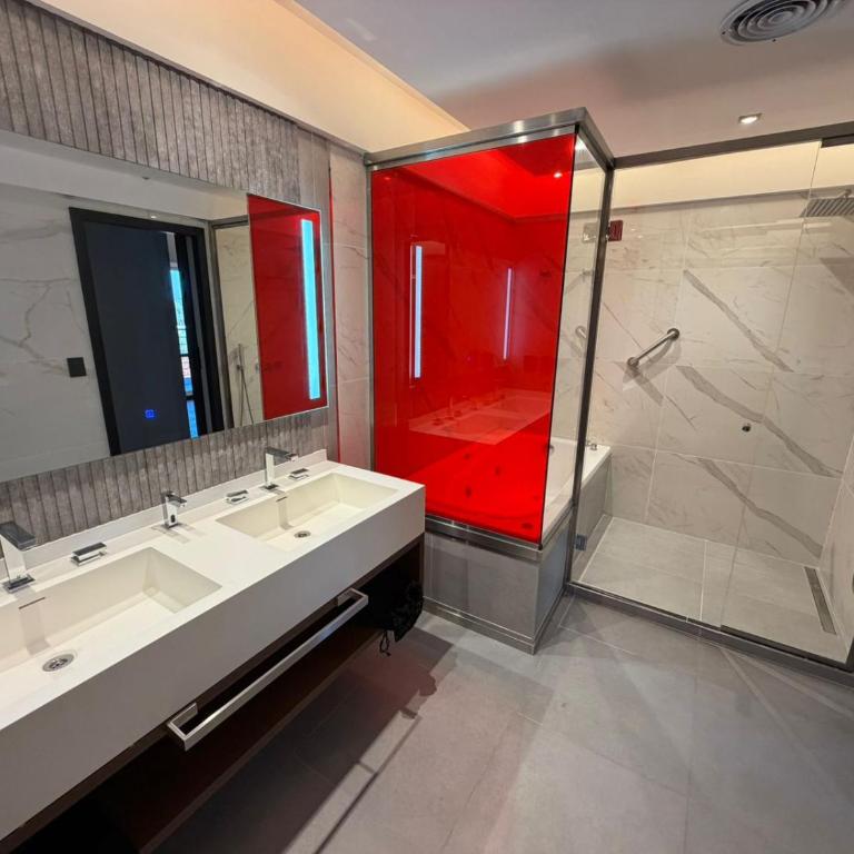 Radisson Red Funes - Suite Two Double Beds Nonsmoking - 1