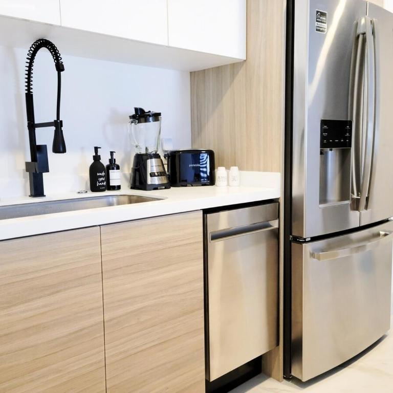 Endless Summer - Award Winning 2Bed 2Bath Condo - Heated Rooftop Pool with Ocean Views - Gym - 5min walk to Beach - Fiber Internet - Sleeps 6 - Apartamento - 8