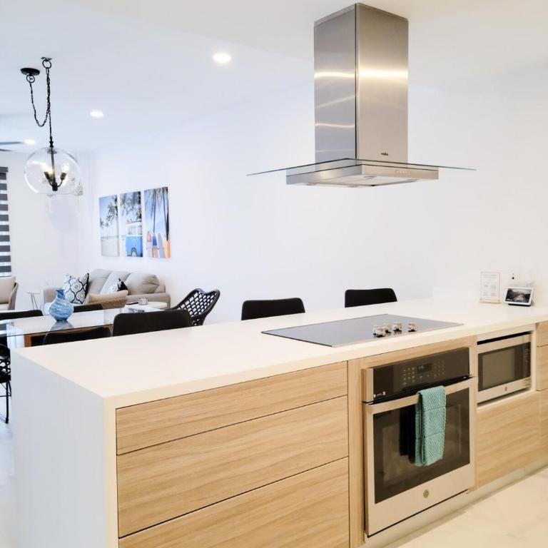 Endless Summer - Award Winning 2Bed 2Bath Condo - Heated Rooftop Pool with Ocean Views - Gym - 5min walk to Beach - Fiber Internet - Sleeps 6 - Apartamento - 10