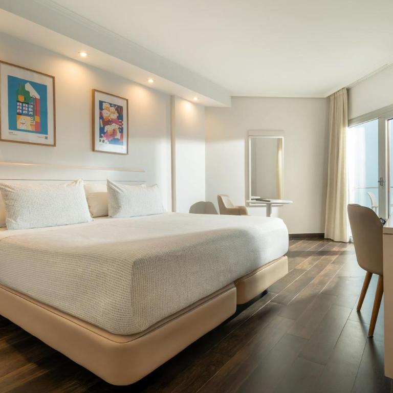 INNSiDE by Meliá Alicante Porta Maris - The Innside Zimmer mit Verbindungstür und Hafenblick - 2