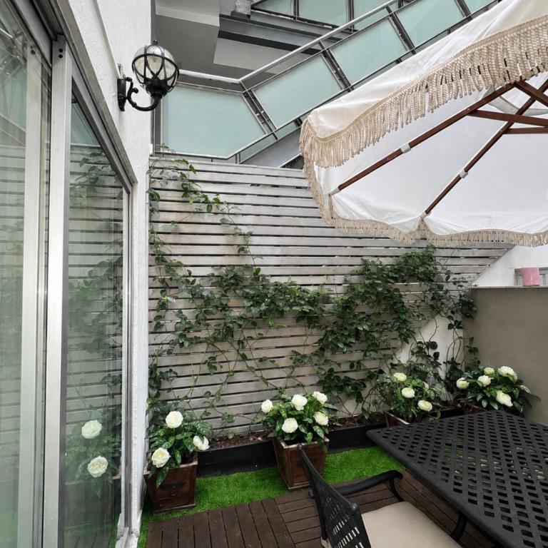 Condesa 2 Bd 2 Story apt with Private patio,Pool, Gym, security 24 7 and park view - Apartamento - 2 niveles - 78