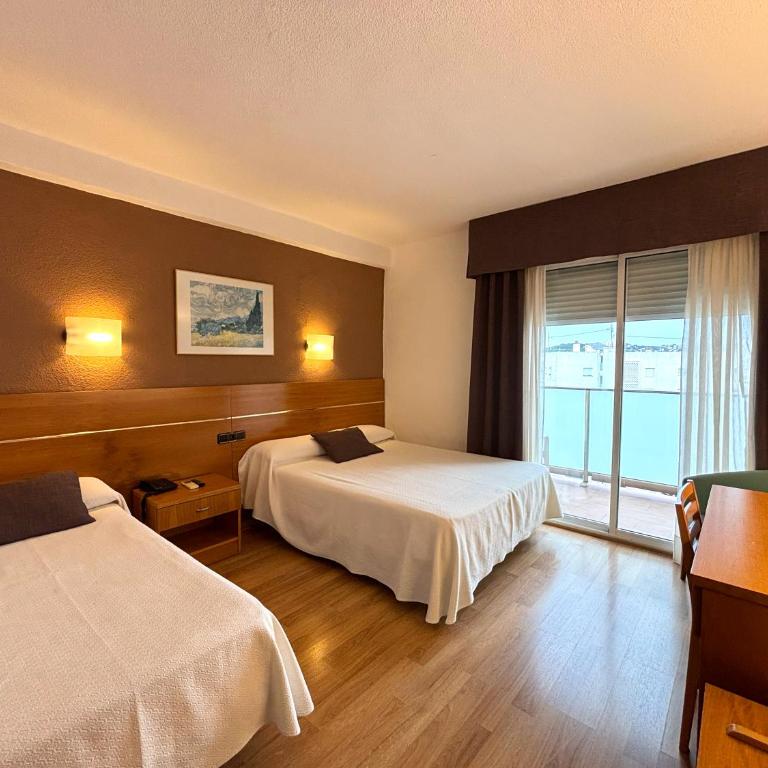 Hotel Villa Naranjos - Habitación Doble con 2 camas (2 adultos + 1 niño) - 3