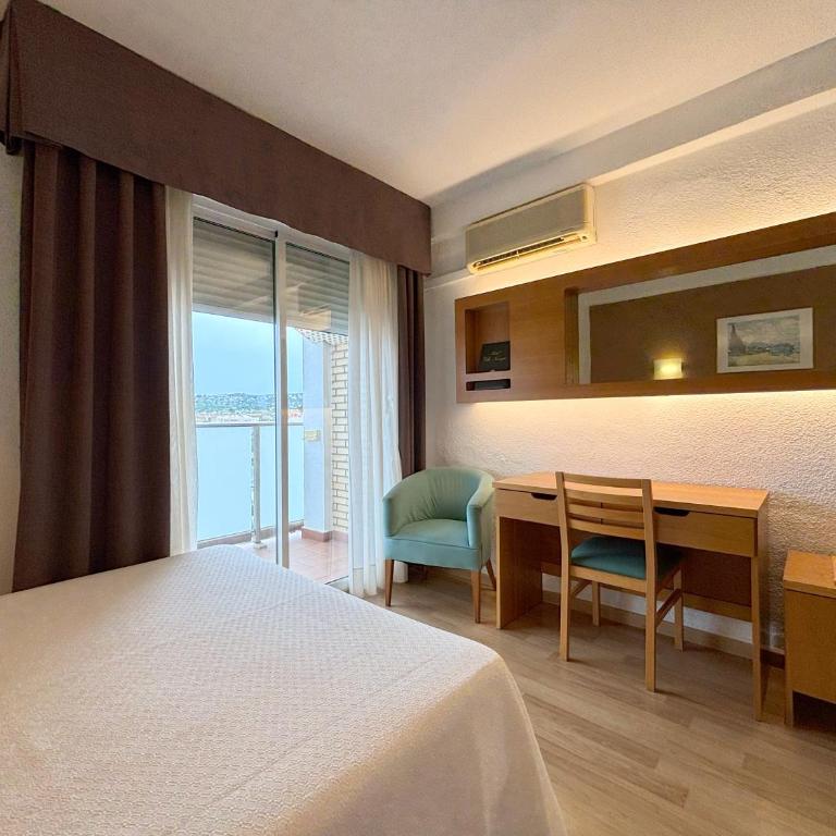 Hotel Villa Naranjos - Habitación Doble con 2 camas (2 adultos + 1 niño) - 4