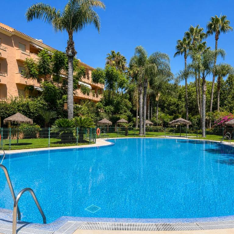 Marbella Dunas de Cabopino 2BR Apartment with Private Garden, Pool & Parking - Magnolia Properties - Appartamento con 2 Camere da Letto e Terrazza - 2