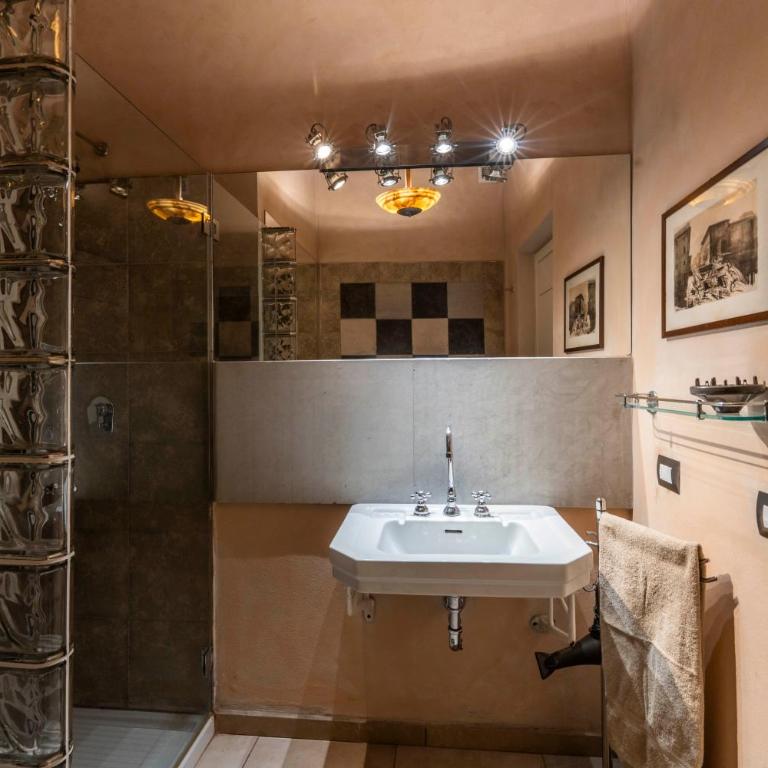 Magnificent View Apartment - Deluxe One-Bedroom Apartment with City View - 3
