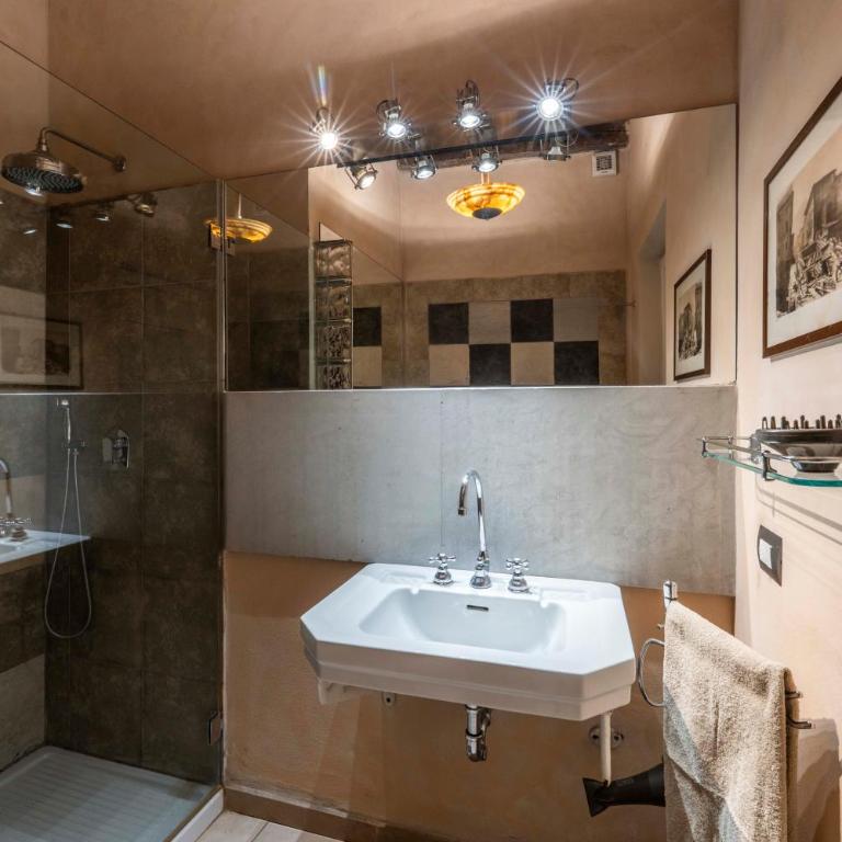 Magnificent View Apartment - Deluxe One-Bedroom Apartment with City View - 17