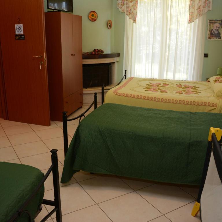 B&B Villa San Leonardo - Camera Familiare con Vista Giardino - 8