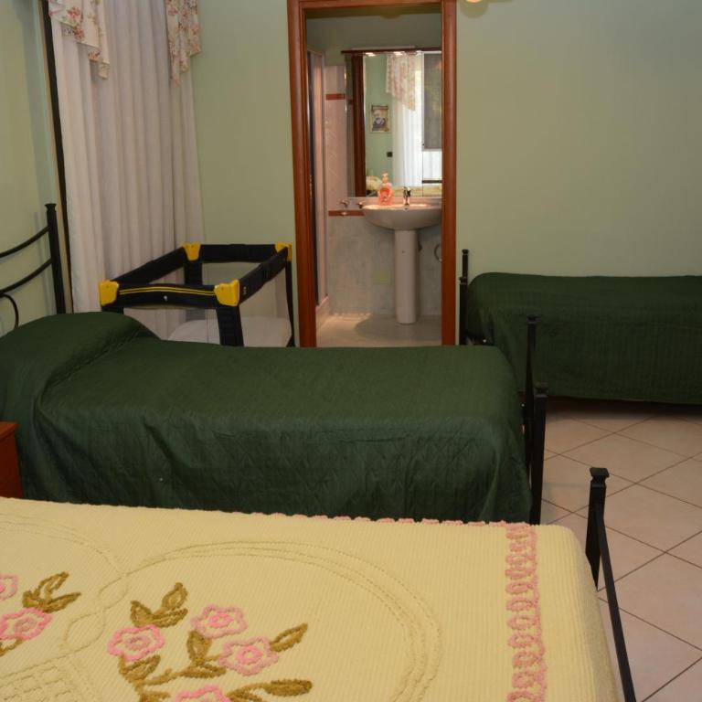 B&B Villa San Leonardo - Camera Familiare con Vista Giardino - 6