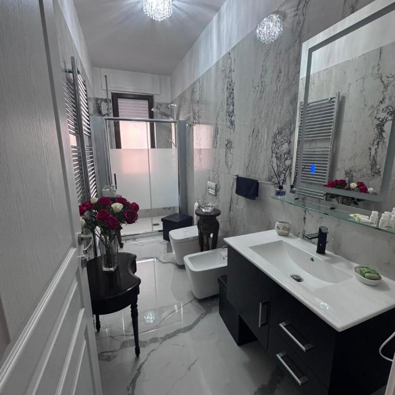 B&B CasaItalia - Camera Queen con Bagno in Comune - 6