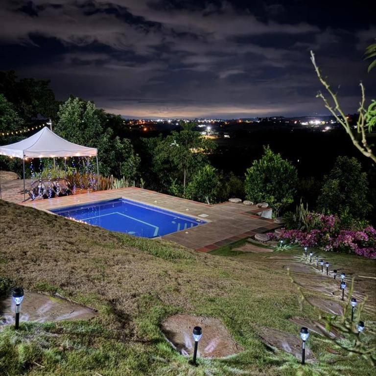 Cabaña familiar con piscina y una gran vista - Four-Bedroom House - 11