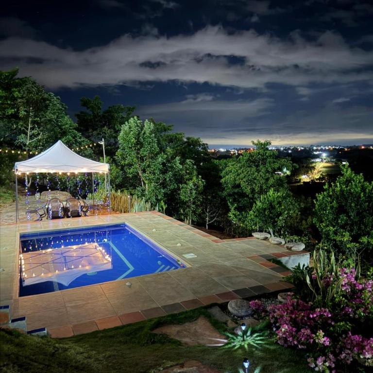 Cabaña familiar con piscina y una gran vista - Four-Bedroom House - 4