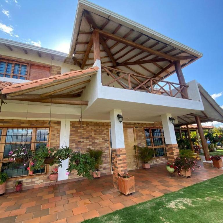 Cabaña familiar con piscina y una gran vista - Four-Bedroom House - 3