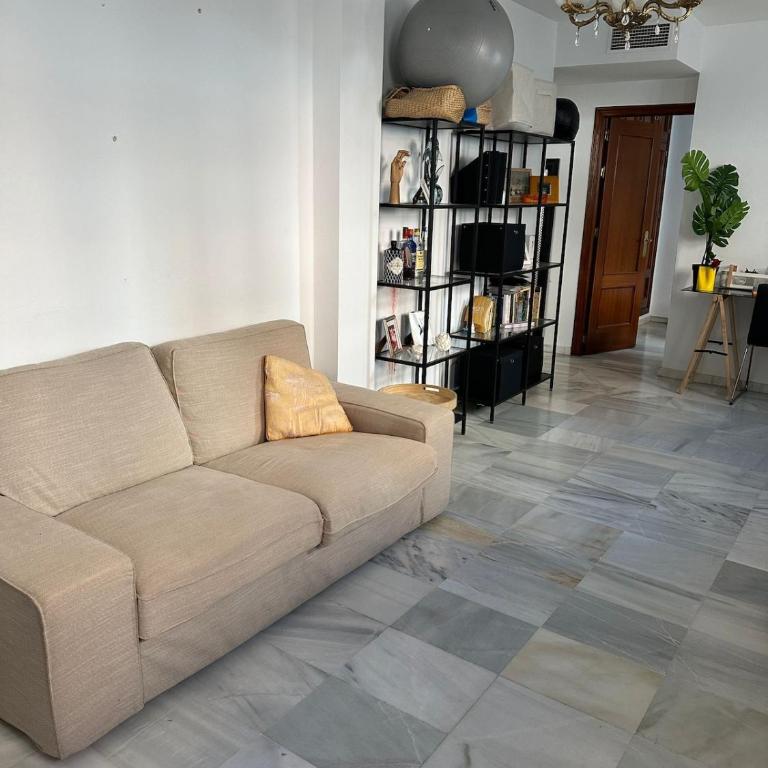 minimum 2 months stay required - remote work friendly centrally located riverside retreat - Apartamento de 2 dormitorios con terraza - 2