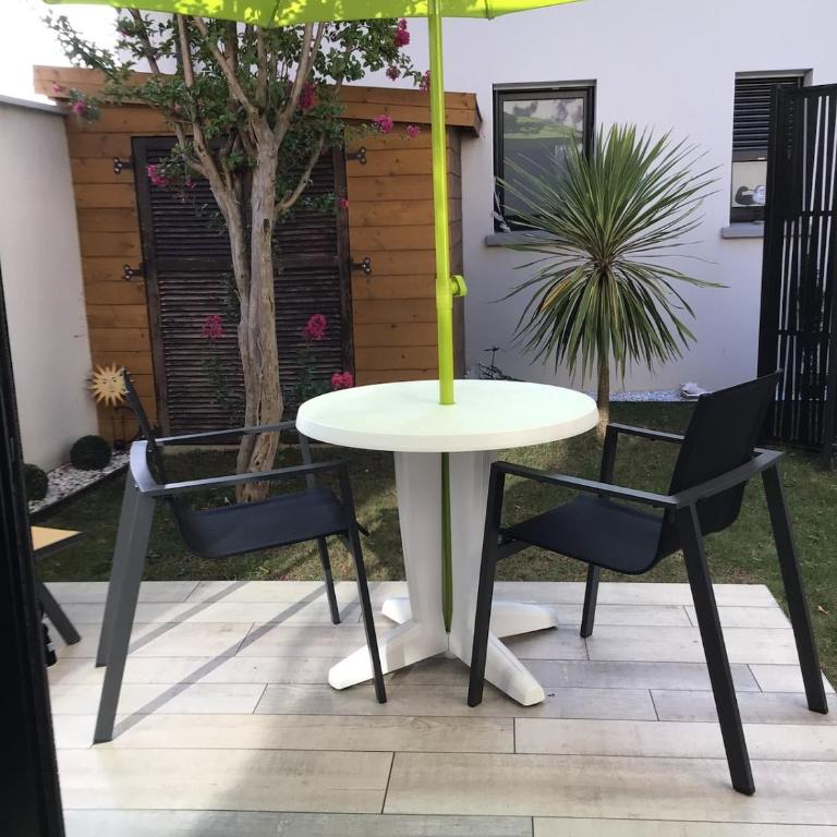 ENTRE MER ET BOIS Gîte indépendant idéal à 200 m de la plage - Appartement 1 Chambre avec Jardin - 35