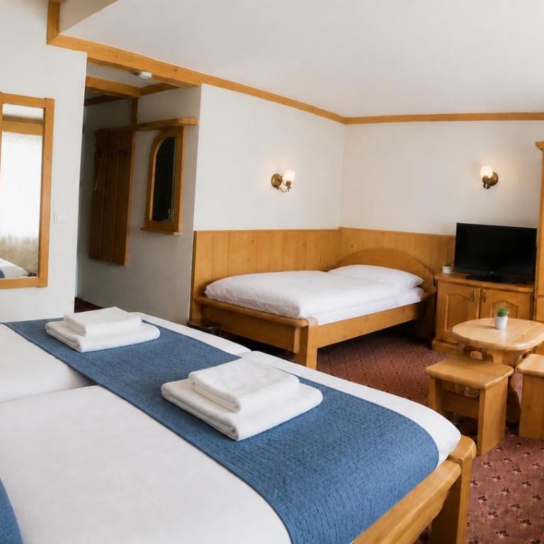 Hotel City - Dreibettzimmer - 1