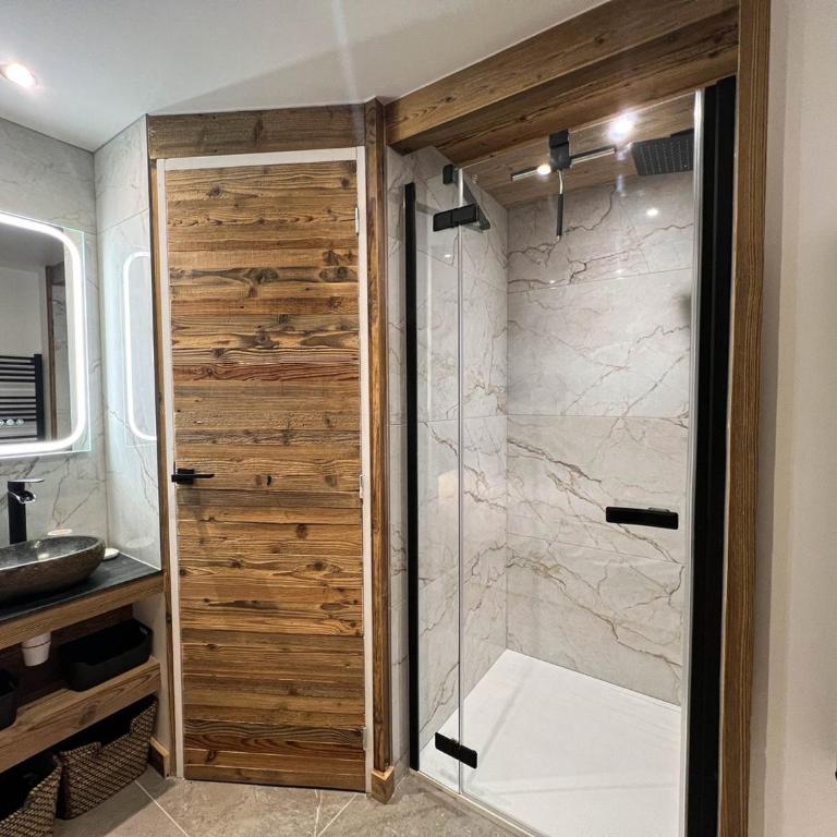 Chalet de luxe aux Gets - 4 chambres pour 9 personnes avec jacuzzi et Wi-Fi - FR-1-671-314 - Chalet - 4