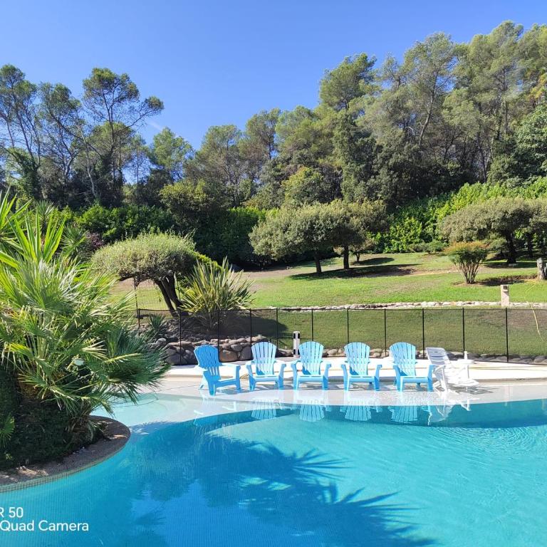 Dans Villa Californienne privée, Un rez-de-jardin 5 chambres avec un Living-dortoir, une cuisine et Privatisation de la piscine et pool house 85 M2 et Tennis terre battue - Appartement - 1